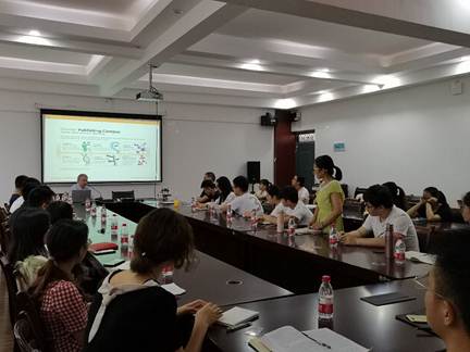 说明: D:\2019年工作\个人事务\Kersten教授\德国美恩茨大学Micheal Kersten教授应邀来澳门六合彩资料大全做讲座报告\德国美恩茨大学Micheal Kersten教授应邀来澳门六合彩资料大全做讲座报告\Kersten教授讲座报告现场二.jpg